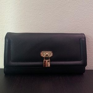NWOT Woman's Snap Flap Closure Trifold Wallet
